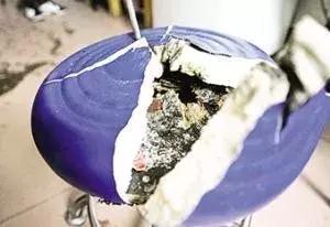 上个厕所时刻，作业座椅俄然爆了……一片狼藉