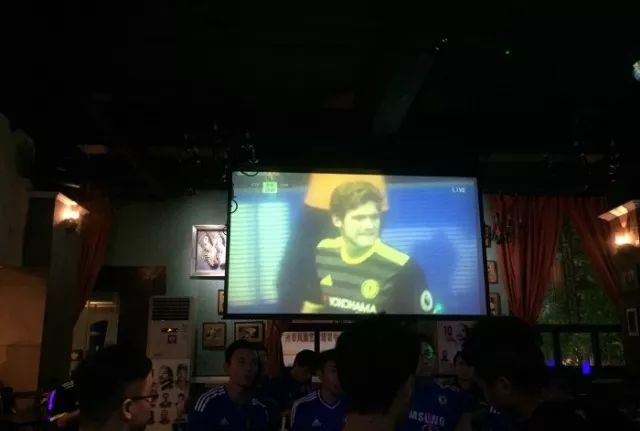 广州岗顶美食街,岗顶地铁口美食街