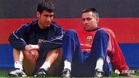 足球球场上的感人瞬间,球场上的感人瞬间放弃射门