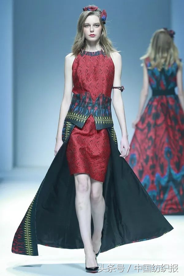 雅莹独爱东方意韵，“艾德莱斯出天山”尽显异域风情