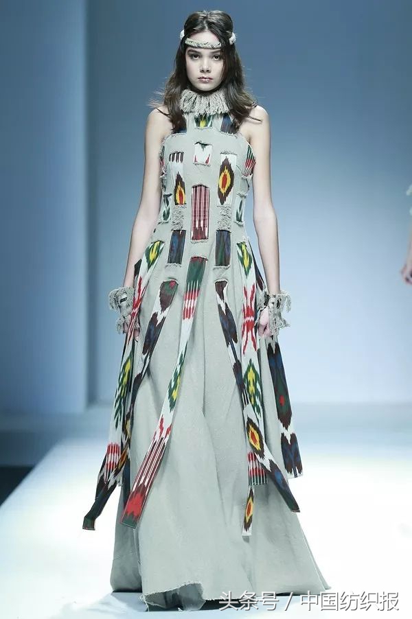 雅莹独爱东方意韵，“艾德莱斯出天山”尽显异域风情