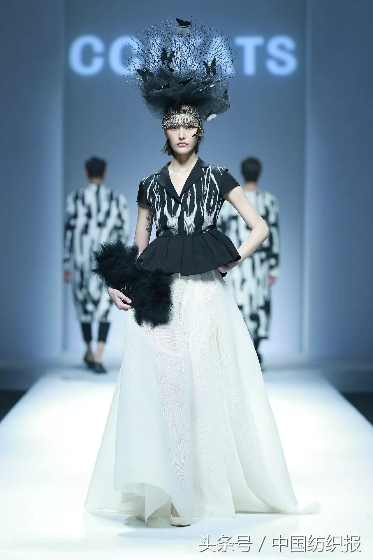 雅莹独爱东方意韵，“艾德莱斯出天山”尽显异域风情