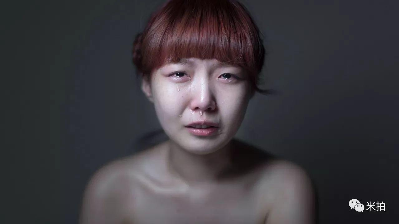 他把500个女孩惹哭了，然后拍了张照