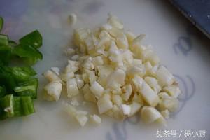 青椒炒小河虾配煎饼,青椒炒河虾不用油炸