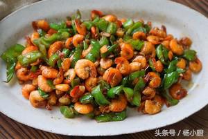 青椒炒小河虾配煎饼,青椒炒河虾不用油炸