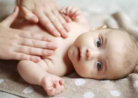 新手妈妈怎么判断新生儿的饥饱,新手妈妈面对肠胀气的焦虑