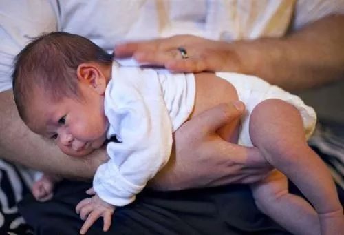 宝宝喉咙拍痰拍不出,宝宝咳嗽有痰怎么拍后背