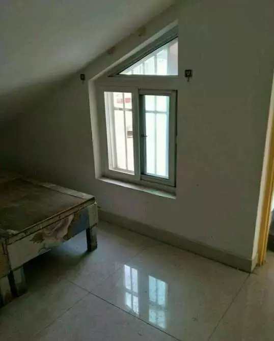 租在顶楼小阁楼,租的阁楼天花板隔音差