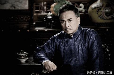 年轻女主持人在60岁老演员面前梨花带雨，网友：装傻卖萌要不得！