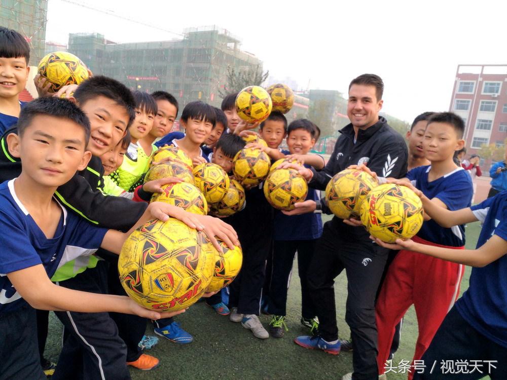 山东滨州:洋外教霸气进校园足球场点兵嗨翻天