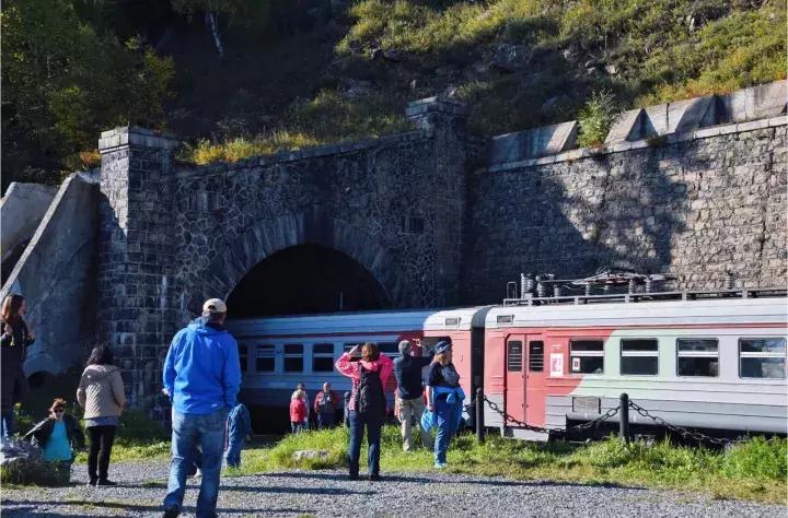 坐火车穿越俄罗斯西伯利亚,欧洲火车途经小镇