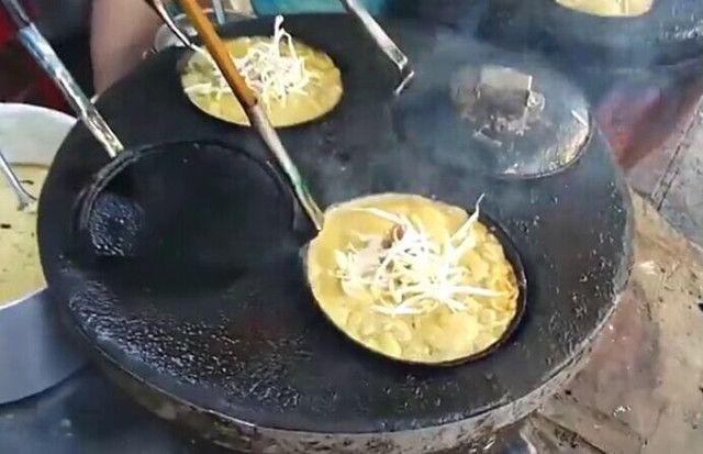 农村母女摆摊，卖这种“大勺子美食”一天卖上百勺，年入十多万