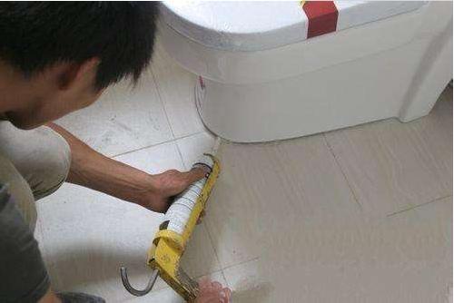 万万没想到，马桶堵了用开水就能通？看完老师傅的操作我信了！