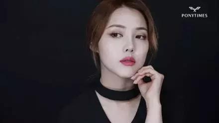 枫叶砖红色带着红棕调的口红,枫叶脏橘色口红