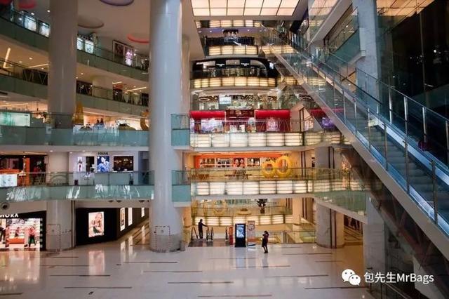 背lv包包的女孩视频,年轻女孩背lv是不是老气