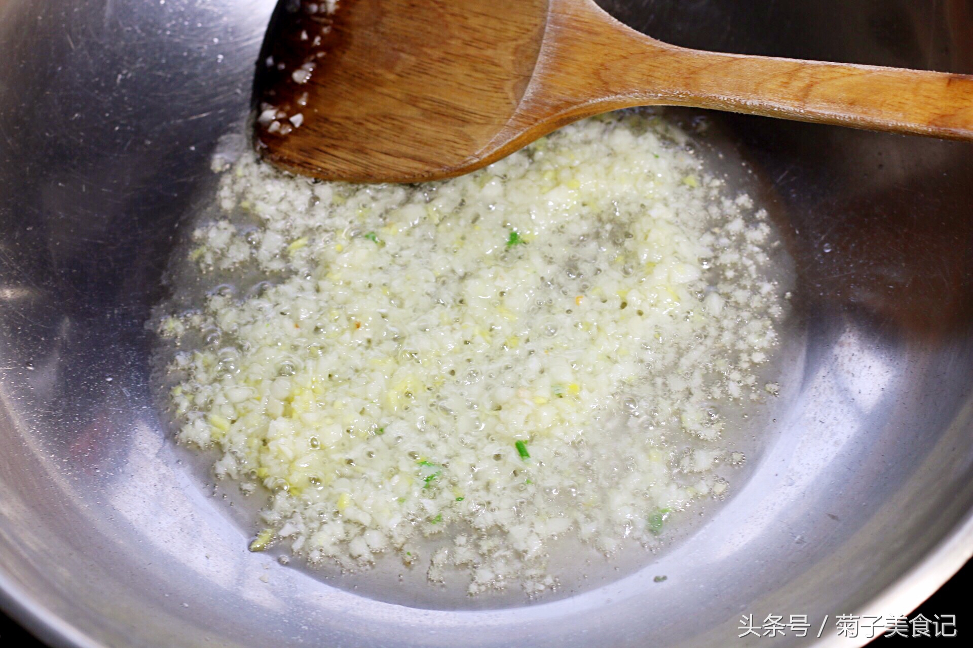 蒜蓉粉丝蒸扇贝超级好吃呢,扇贝肉粉丝蒜蓉家常做法视频教程
