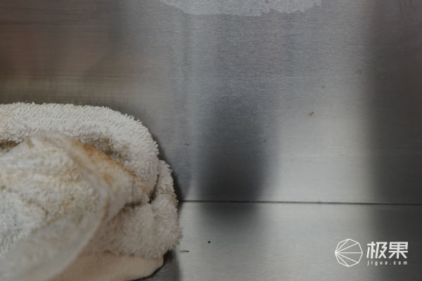 地板上粘东西了怎么弄掉,地板上粘了水泥怎么办