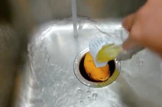 厨房垃圾桶老是黏黏糊糊,厨房垃圾桶小妙招