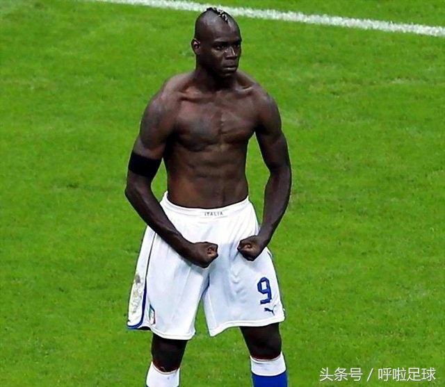 足球巨星罗纳尔多的招牌动作,足球巨星过人名场面