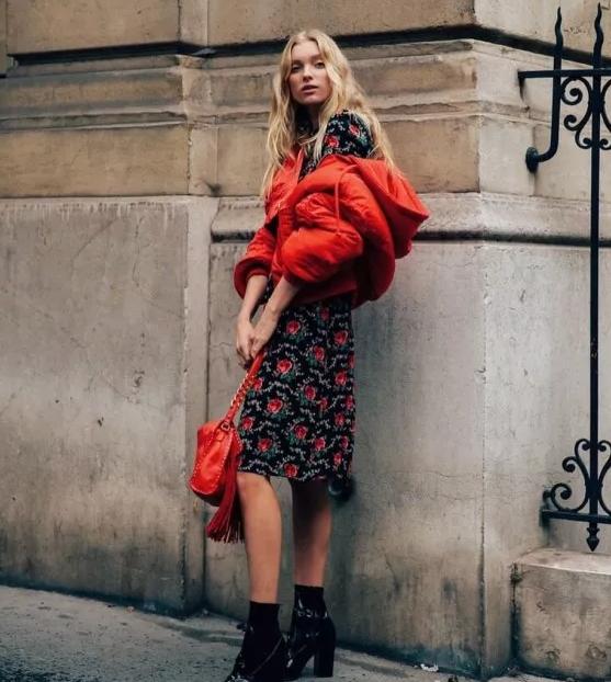 羽绒服裙子这样穿时髦大气又简单,穿什么连衣裙套长款羽绒服好看