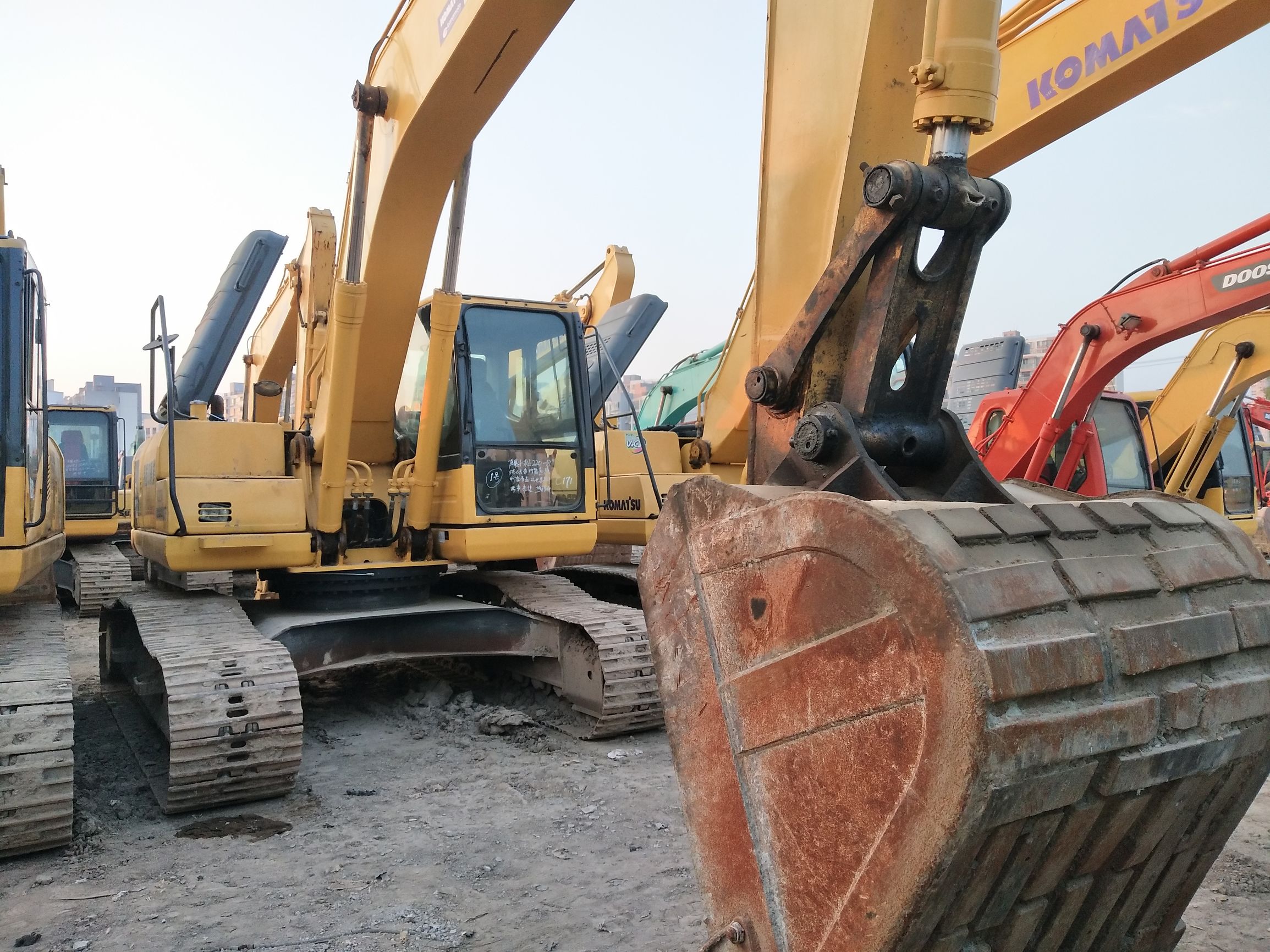 广州个人二手小松220挖掘机多少钱,18年二手小松挖掘机大概多少钱