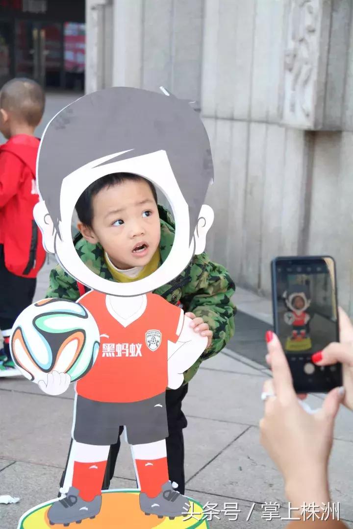 足球要从娃娃抓起宣传图,足球要从娃娃抓起图片