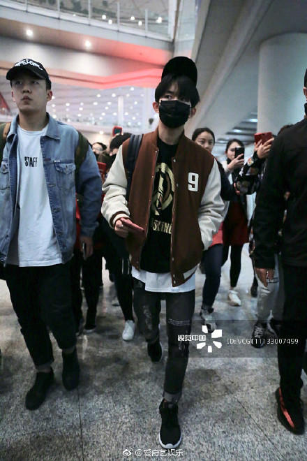 王俊凯王源易烊千玺同款卫衣开箱,王俊凯王源易烊千玺同款视频