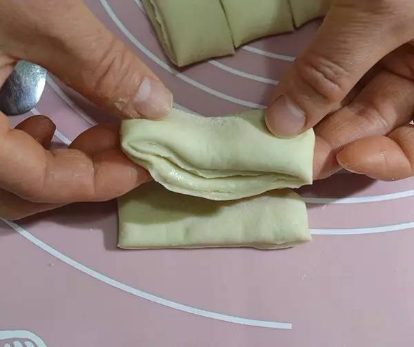 花卷怎么包又好看又简单,一次做400个花卷怎么操作