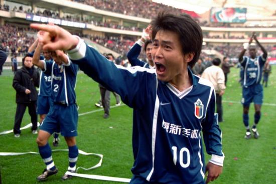 在中国踢球，你不光要头球好数学棒酒量大，还得身高过185