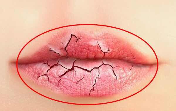 口红涂到嘴上干怎么涂,涂口红怎么才不容易涂到嘴上