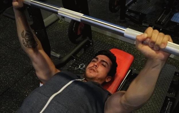 纠正胸往前倾,纠正左右胸肌不一致的动作