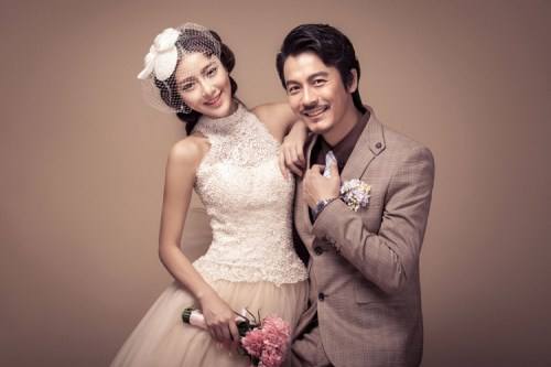 沙滩外景婚纱照姿势和表情技巧,女生婚纱照拍照姿势好看图片