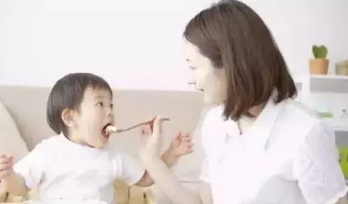 宝宝光吃奶粉不吃饭怎么办,宝宝光吃水果不吃饭怎么办