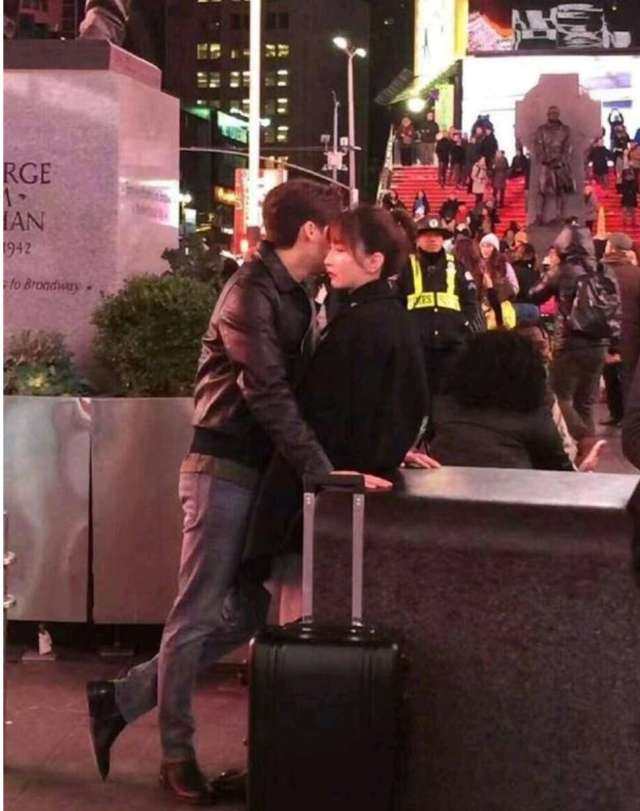 李易峰穿皮衣骑摩托车，现身纽约街头撩妹，粉丝直呼受到了暴击