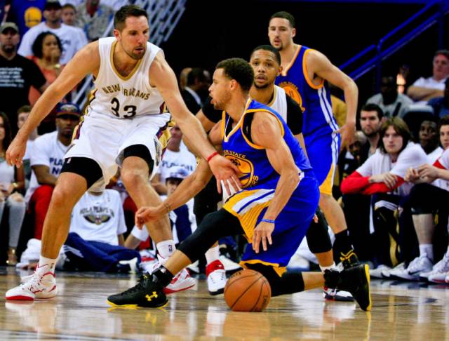 库里的进攻招式之一:把后撤步变成“小碎步”用来欺骗防守人!