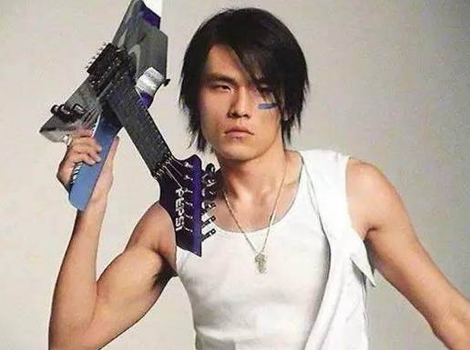 吴亦凡鲶鱼刘海、热巴葬爱公主妆容……明星非主流可怕不？