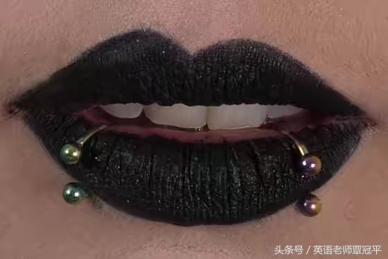 用英语学知识,补妆英语怎么说