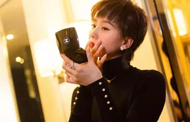 我们闯入了刘诗诗的房间“看看你出门前都在做什么?”