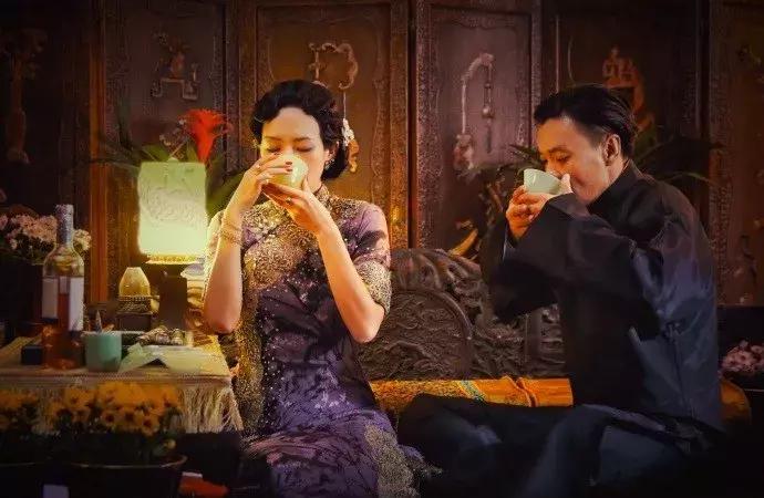 章子怡扔鞋是真的假的,章子怡不规则耳环