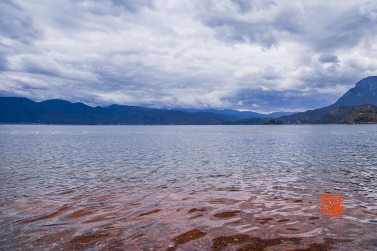 泸沽湖洗涤心灵的纯净之地,泸沽湖迷人的倒影