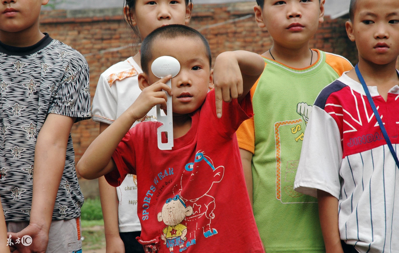弱视的孩子一定要趁早干预,小孩弱视一定要去医院训练吗