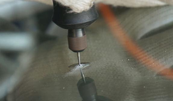 挡风玻璃被石子打裂有刮痕？4S店里套路深！教你一招，快速搞定