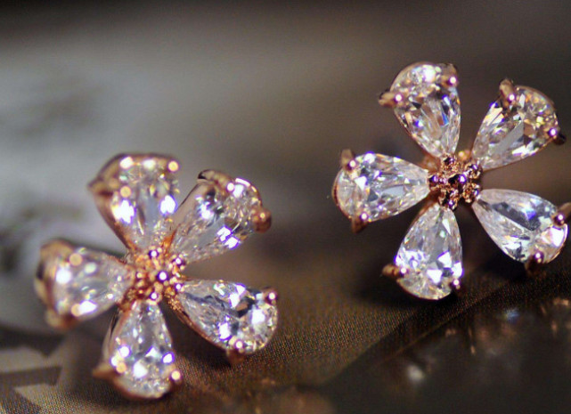 锆石有颜色的图片欣赏,宝石欣赏蓝锆石