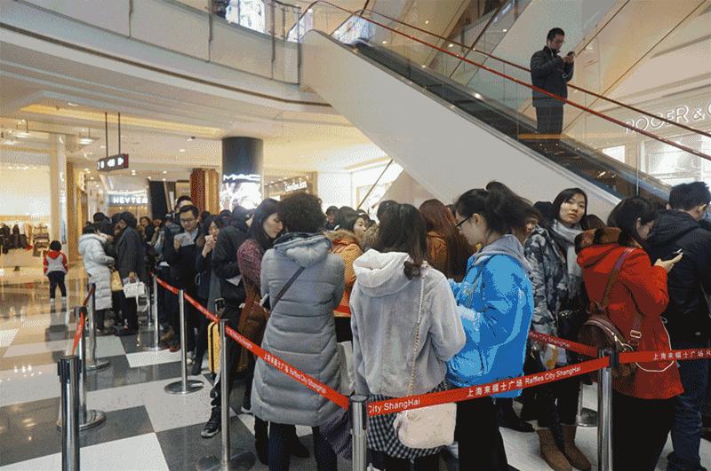 遍地开花店铺,网红奶茶店排队爆满