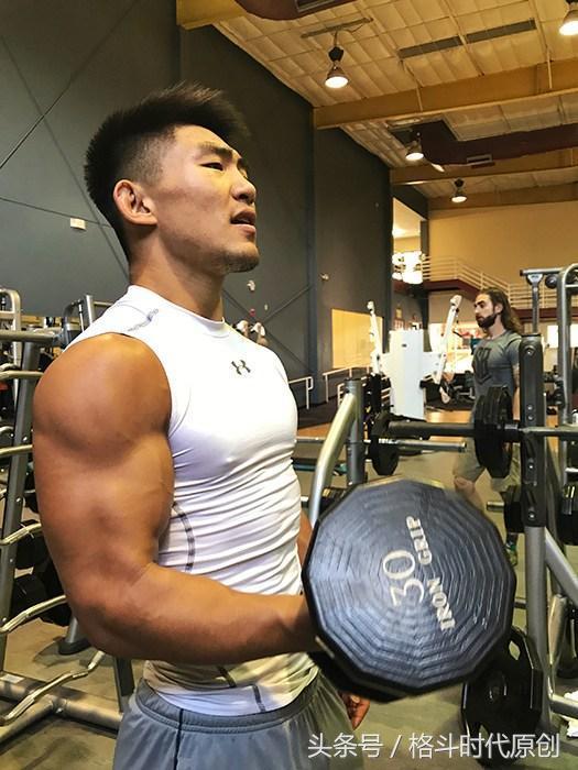 15岁离家追格斗梦小伙因伤退赛,90后悍将替补战世界第一格斗赛