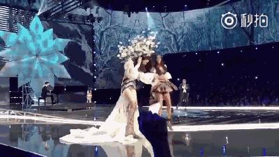 奚梦瑶摔跤对他造成的影响有多大,奚梦瑶维密大秀摔跤