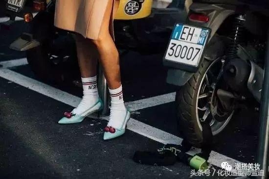 卡其色风衣怎么搭配裤子和鞋子,深蓝色风衣怎么搭配裤子鞋子