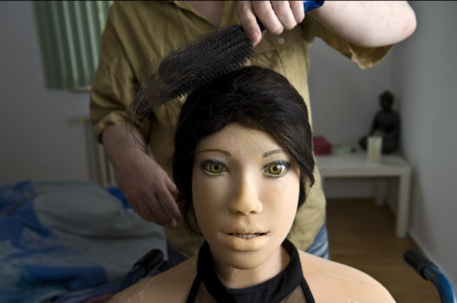 小伙40万买模型,男子4年痴迷人偶娃娃