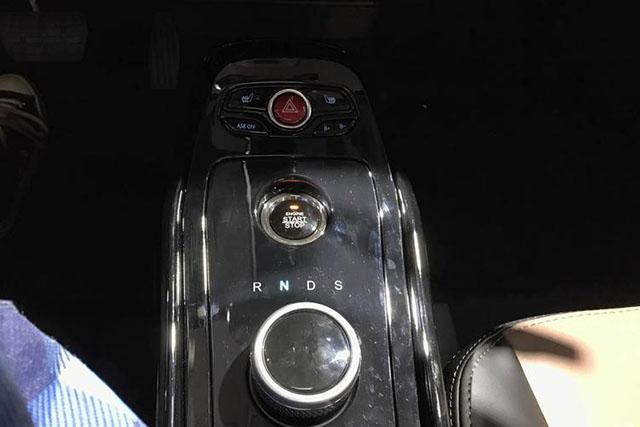 这车5块液晶屏,自动泊车,续航200公里,8万送妹子对你死心塌地