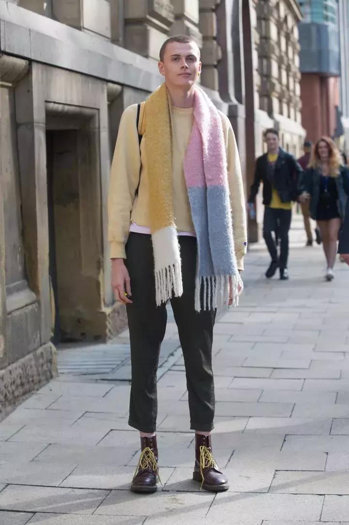 这双靴子一旦穿上就会“中毒”